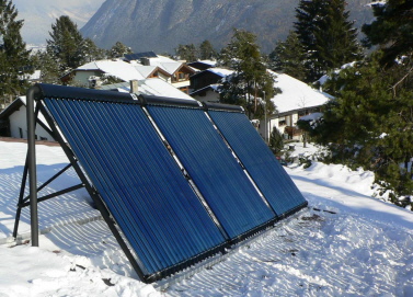 auf dem Dach montierte Solaranlage